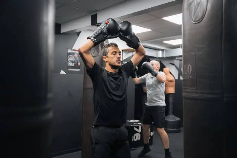 Homme faisant de la boxe