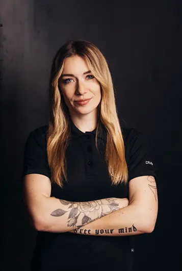 Femme coach blonde : Coach bien-être Atlas Gym – experte en yoga et mobilité.