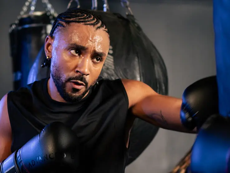 Homme faisant de la boxe