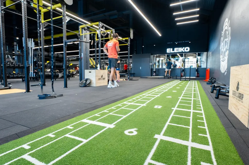 Espace cross-training avec zone turf verte chez Atlas Gym