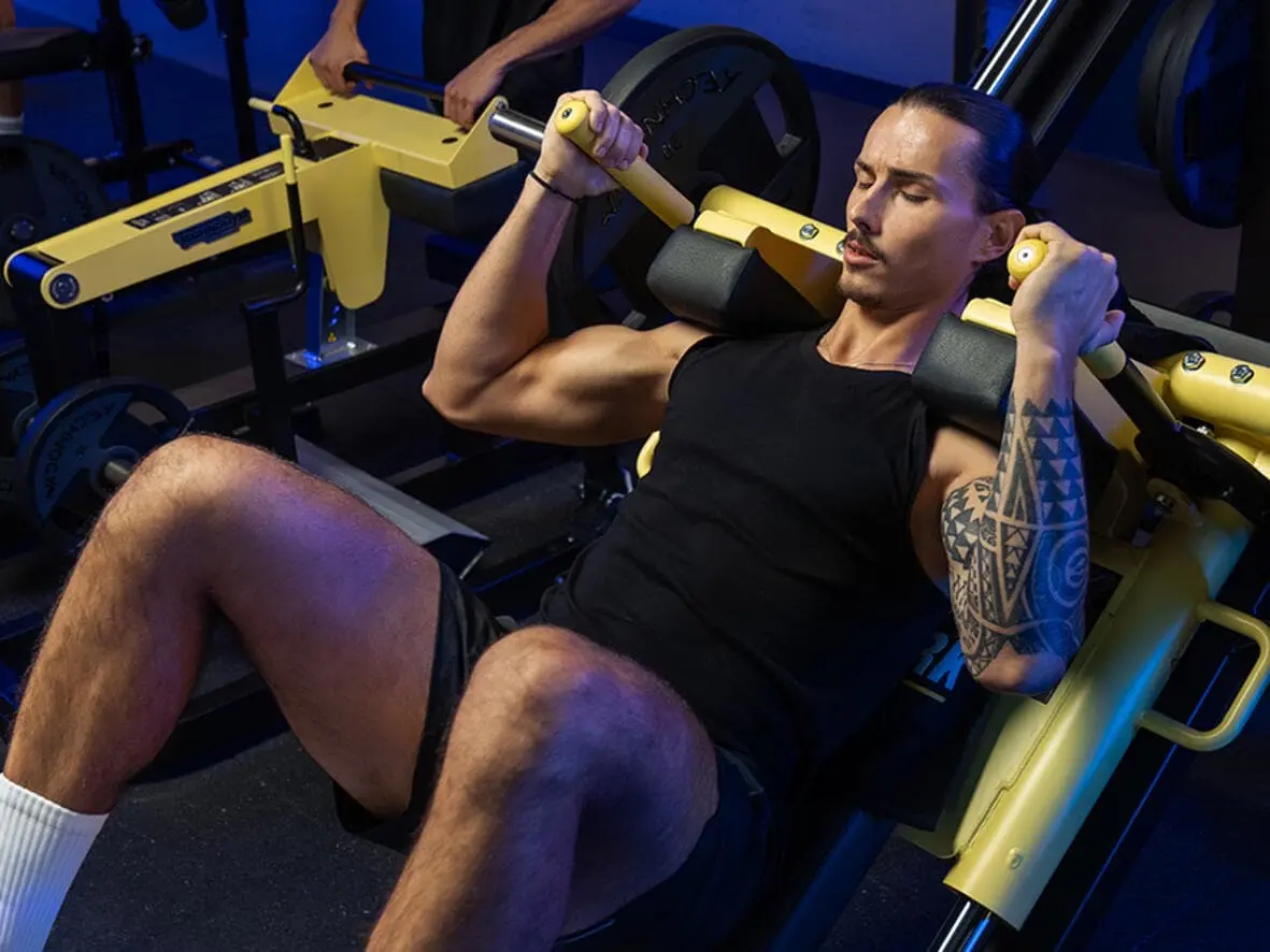 Athlète travaillant les jambes aux legs pull chez Atlas Gym