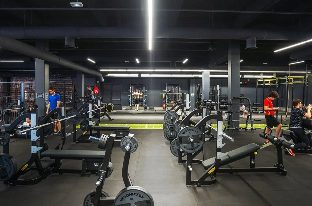 Vue d’ensemble de la salle de musculation Atlas Gym.