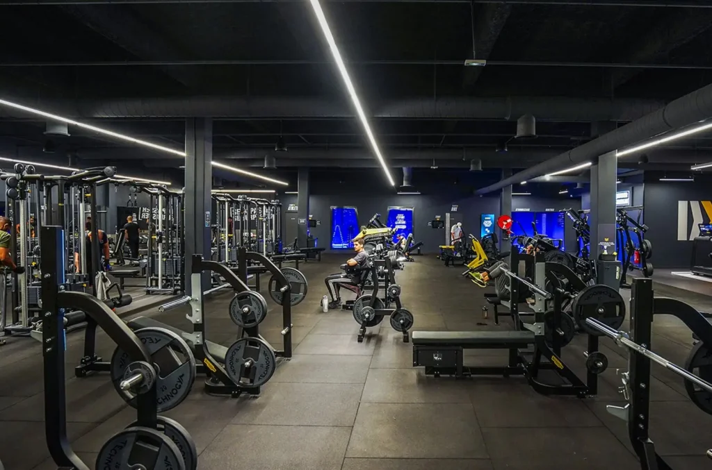 Vue d’ensemble de la salle de musculation Atlas Gym.