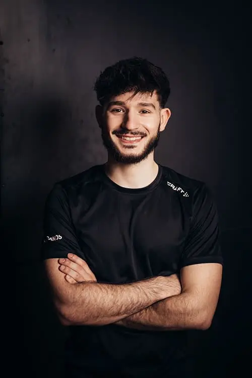 Coach homme Atlas Gym en position bras croisés