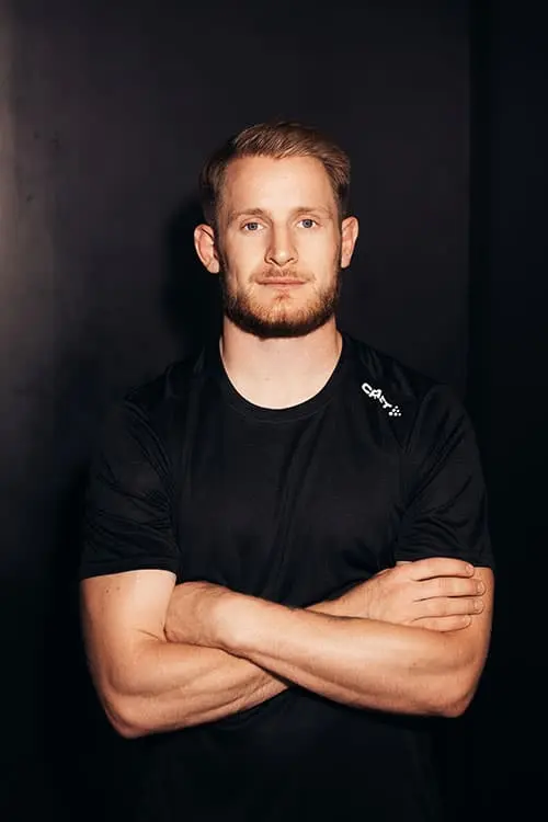 Coach homme Atlas Gym en position bras croisés