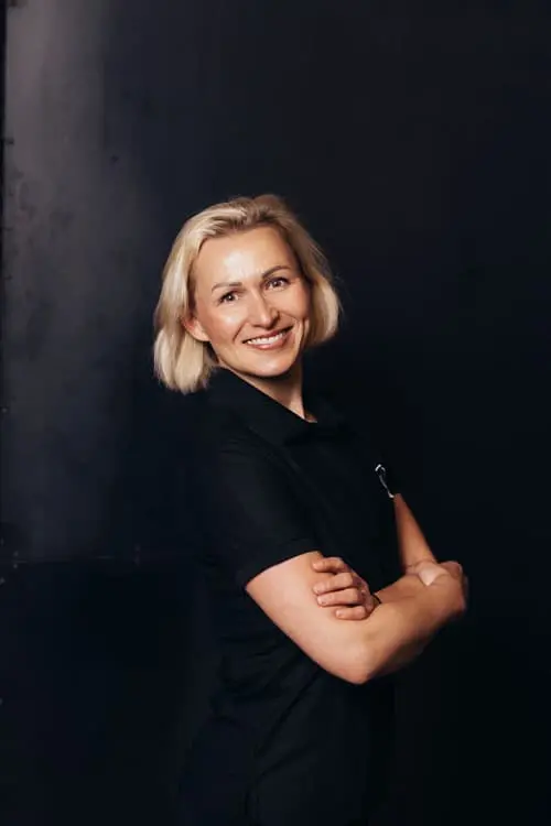 Coach femme d’Atlas Gym souriante