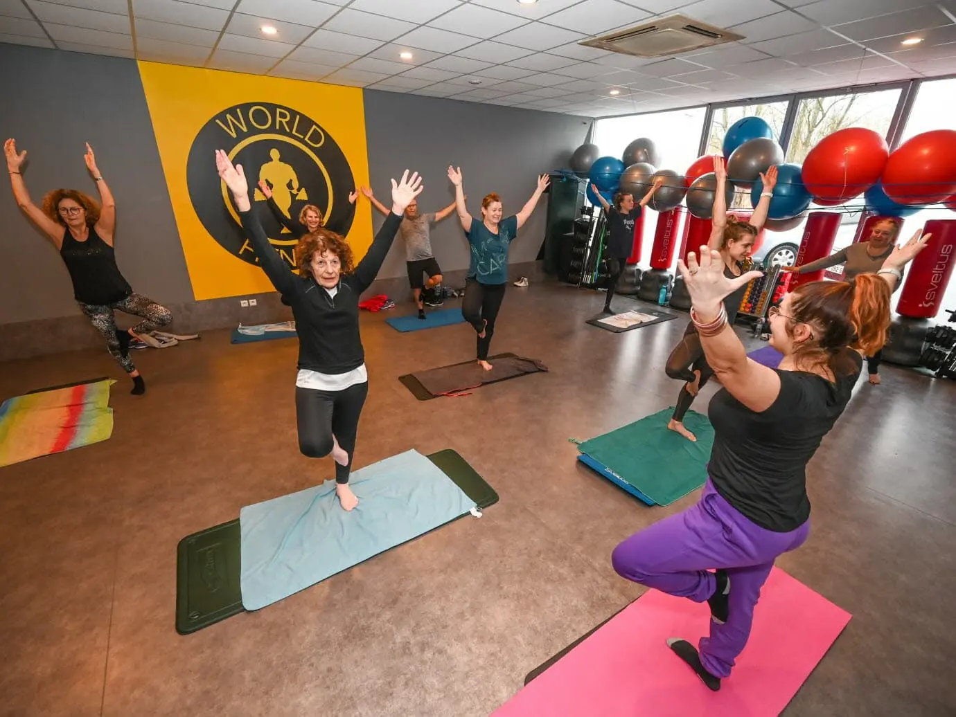 Séance de yoga avec coach dans le studio Atlas Gym