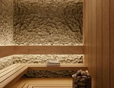 Sauna bois clair : Espace bien-être – sauna et thermes modernes pour la récupération musculaire.