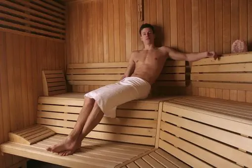 Moment de détente dans les Thermes Modernes d’Atlas Gym.