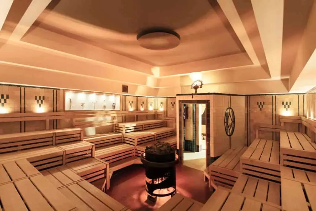 Sauna haut de gamme pour la détente après l’entraînement.