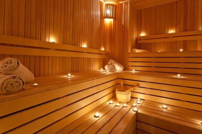 Espace bien-être en bois naturel pour la relaxation.